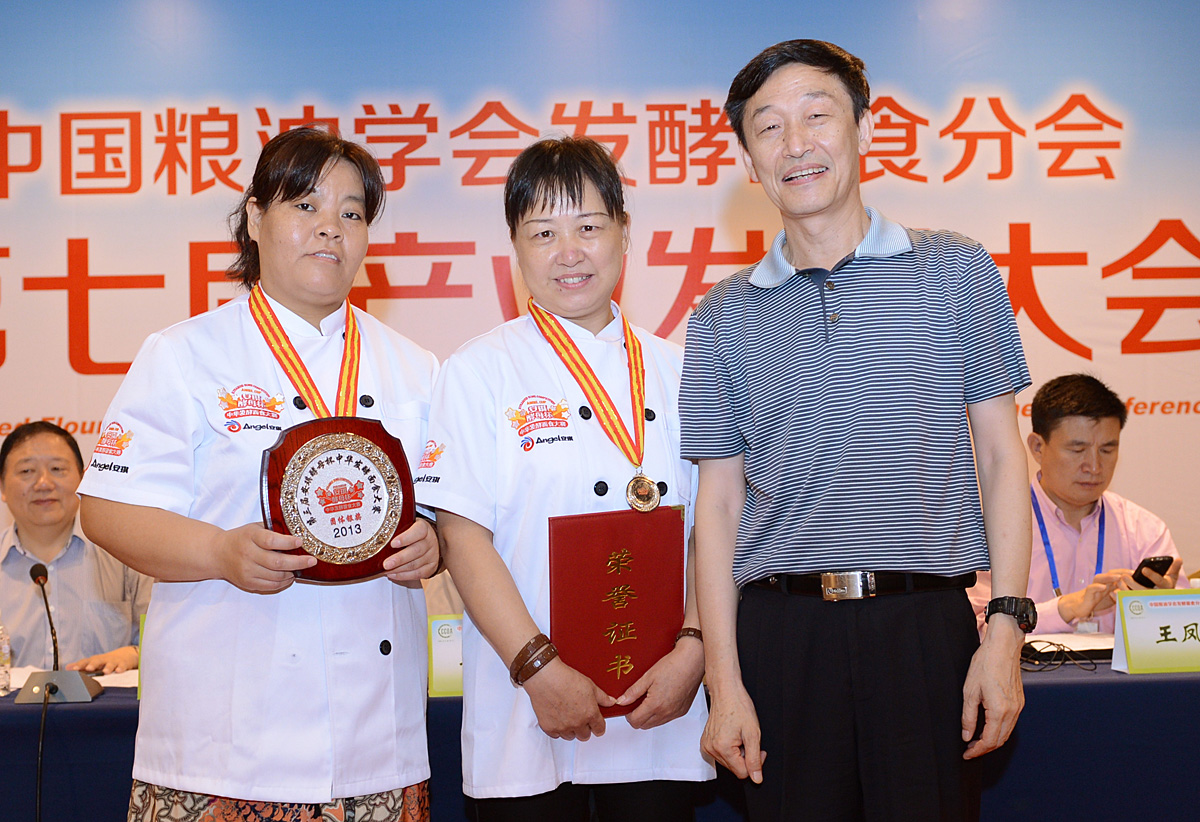 中国粮油学会常务副理事长、秘书长胡承淼先生为山西阳泉食品总厂代表队颁银奖