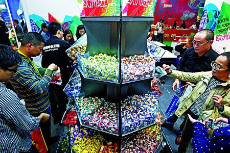 昨日，重庆国博中心，市民在进口食品的展台前选购。