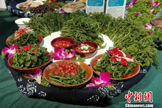 蘸碟水蕨菜，主材水蕨菜、尖椒、水豆豉、蒜。口感爽脆。　贺先青 摄