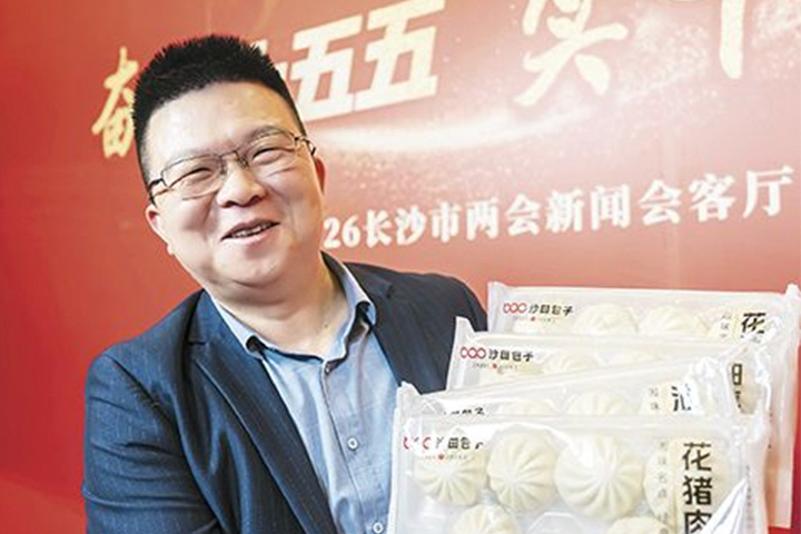 湖南长沙两会现场飘来包子香，他的“履职行囊”里装着百年非遗传承